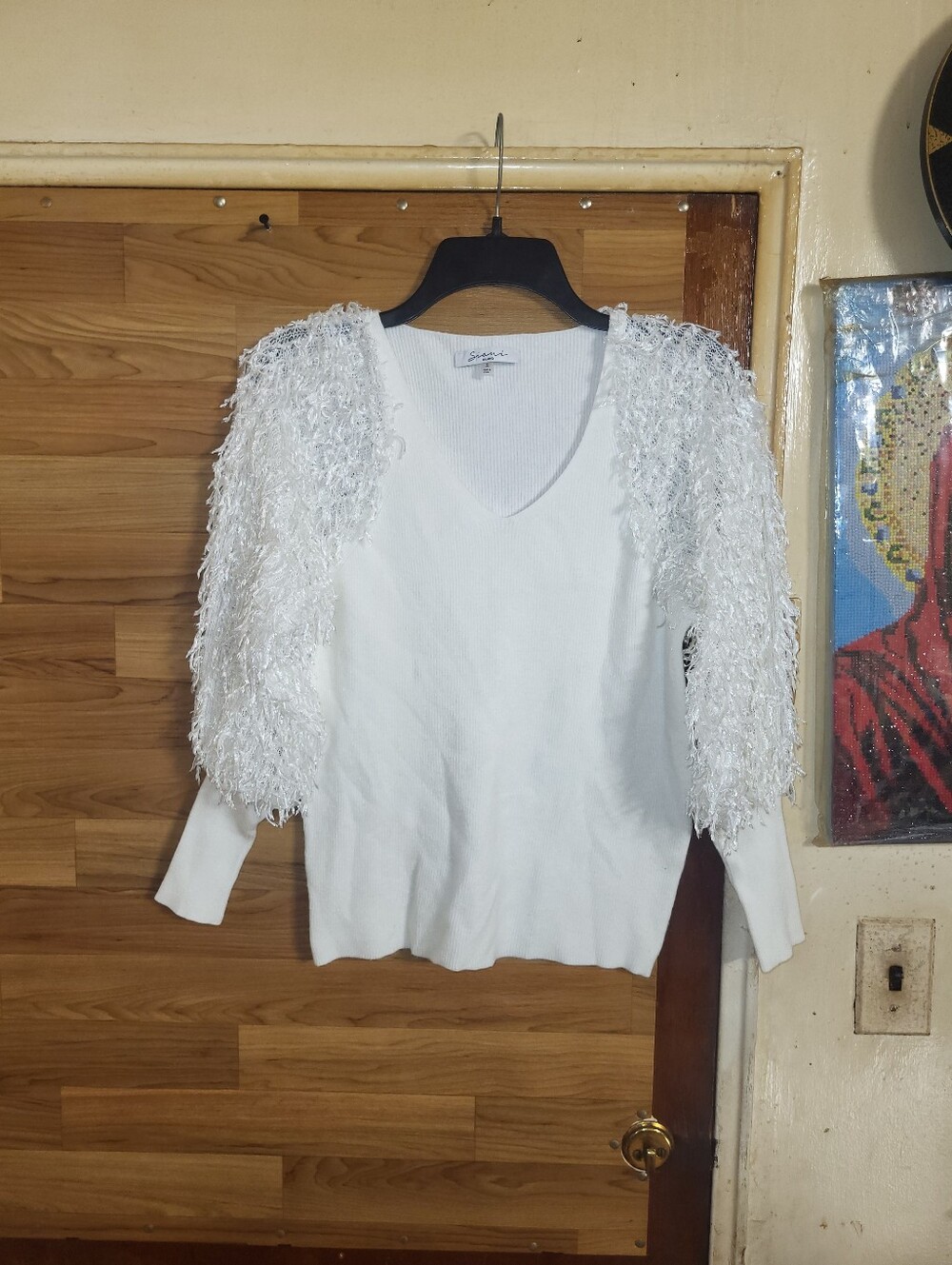 Sioni Milano Women's Simi White V-Neck Sweater with Fuzzy Sleeves size Small